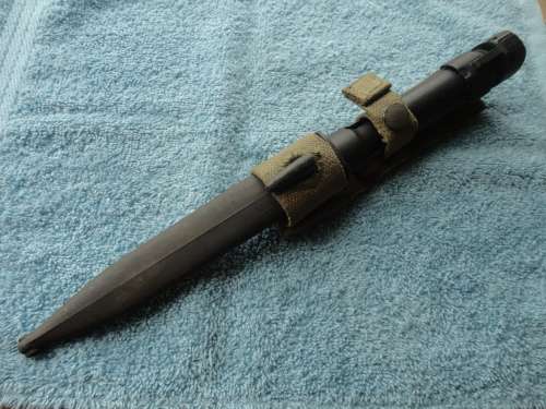 R1 BAYONET COMPLETE WITH PLASTIC SCABBARD & FROG - GOOD CONDITION