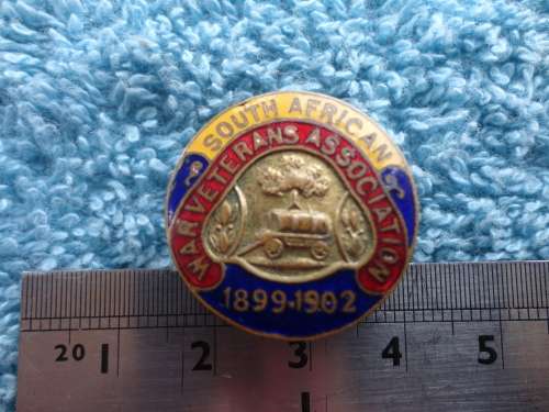 'SOUTH AFRICAN WAR VETERANS ASSOCIATION 1899-1902' ORIGINAL BUTTON HOLE BADGE