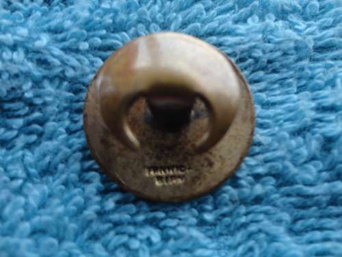 'SOUTH AFRICAN WAR VETERANS ASSOCIATION 1899-1902' ORIGINAL BUTTON HOLE BADGE