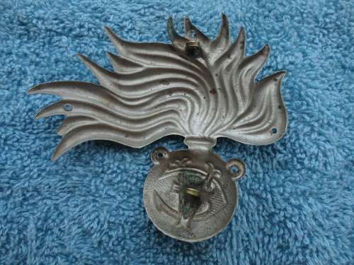 ITTALIAN WW2 'CARIBINIERI' BADGE - LUGS INTACT
