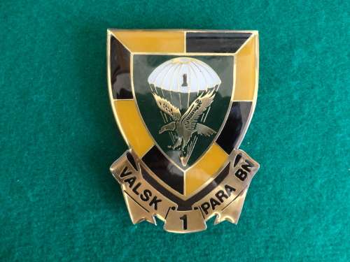 1 PARA PLAQUE - NOT FITTED TO BASE YET - TO ALLOW DISPLAY SEPARATELY ON A BOARD - PINS INTACT