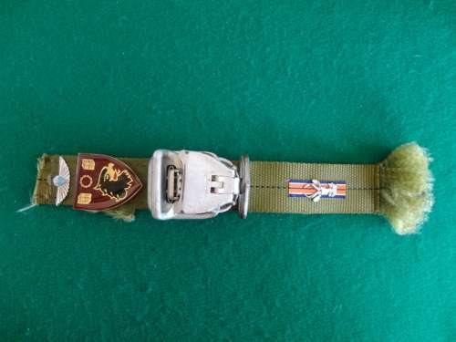 101 AIR SUPPLY HARNESS DISPLAY-ALL PINS ON FLASH & WINGS INTACT-ORIGINAL 1980'S HARNESS SECTION