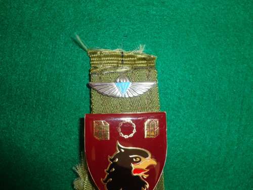 101 AIR SUPPLY HARNESS DISPLAY-ALL PINS ON FLASH & WINGS INTACT-ORIGINAL 1980'S HARNESS SECTION