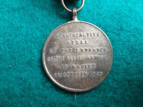 8TH ARMY MEDAL FOR 'THE ENTRANCE OF ALLIED ARMIES IN NAPLES 1ST OCT 1943' - VERY UNUSUAL