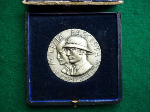 MILIZIA FASCISTA-ITALIAN WW2 FASCIST MILITIA MEDAL-ORIGINAL BOX LID DETACHED - MEDAL 5CM DIAMETER