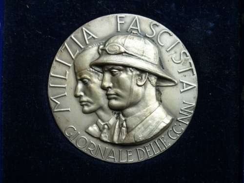 MILIZIA FASCISTA-ITALIAN WW2 FASCIST MILITIA MEDAL-ORIGINAL BOX LID DETACHED - MEDAL 5CM DIAMETER