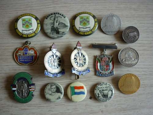 LOT OF AFRICANA PINS AND BADGES - VOORTREKKER RELATED AND ONE TO MANIE MARITZ