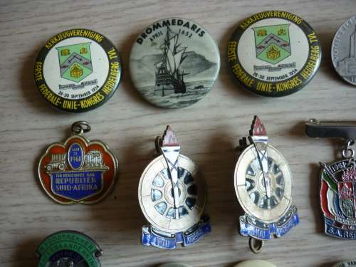 LOT OF AFRICANA PINS AND BADGES - VOORTREKKER RELATED AND ONE TO MANIE MARITZ