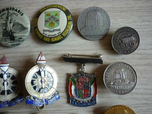 LOT OF AFRICANA PINS AND BADGES - VOORTREKKER RELATED AND ONE TO MANIE MARITZ