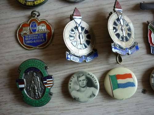 LOT OF AFRICANA PINS AND BADGES - VOORTREKKER RELATED AND ONE TO MANIE MARITZ