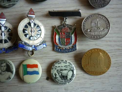LOT OF AFRICANA PINS AND BADGES - VOORTREKKER RELATED AND ONE TO MANIE MARITZ