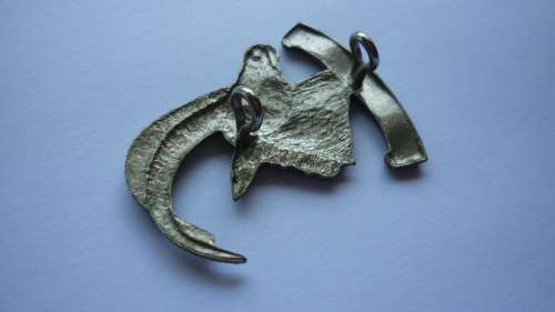 RHODESIA RHODESIAN ARMOURED CAR REGIMENT WHITE METAL BERET BADGE 1973 TO 1980