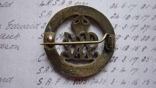 SILVER WAR BADGE SA8035 - ROLL CONFIRMS RECIPIENT AS ALBERT BEEBY - SOUTH AFRICAN FIELD ARTILLERY