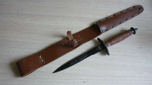 WW2 U.S. SPECIAL FORCES FIGHTING KNIFE-REPLICA-WITH FACSIMILE SIGNATURE COL. A BANKS-SEE DESCRIPTION