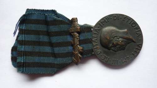 ITALIAN 1936 'AFRICA ORIENTALE' MEDAL WITH ORIGINAL RIBBON AND COMBATANT SWORD DEVICE - CRISP MEDAL