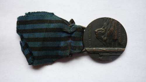 ITALIAN 1936 'AFRICA ORIENTALE' MEDAL WITH ORIGINAL RIBBON AND COMBATANT SWORD DEVICE - CRISP MEDAL