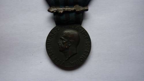 ITALIAN 1936 'AFRICA ORIENTALE' MEDAL WITH ORIGINAL RIBBON AND COMBATANT SWORD DEVICE - CRISP MEDAL