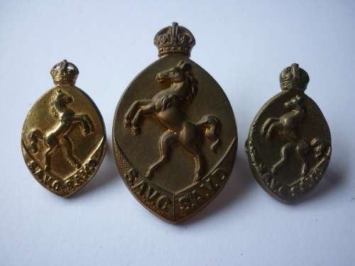 PRE WW2 AND WW2 SA VETERINARY CORP CAP BADGE AND PARE COLLARS - SCARCE BADGES  R