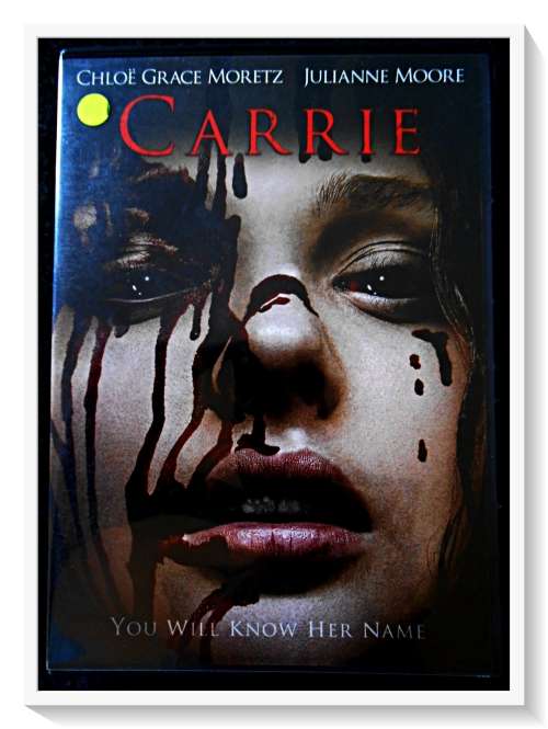 CARRIE: Stephen King - Starring Julianne Moore - BONUS FEATURES - Disk & Cover in Excellent Cond.