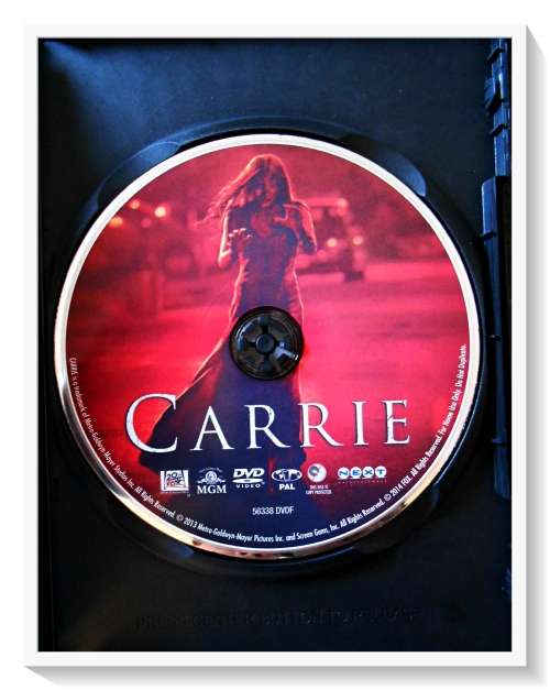 CARRIE: Stephen King - Starring Julianne Moore - BONUS FEATURES - Disk & Cover in Excellent Cond.