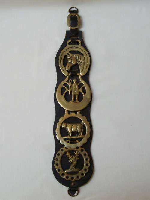 VINTAGE LEATHER MARTINGALE HORSE DECORATION & FOUR BRASSES