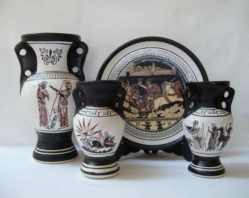 SELECTION OF FOUR VINTAGE HAND-PAINTED GREEK SOUVENIR TERRACOTTA VASES & PLATE