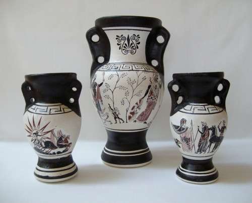 SELECTION OF FOUR VINTAGE HAND-PAINTED GREEK SOUVENIR TERRACOTTA VASES & PLATE
