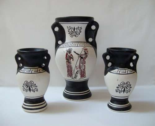 SELECTION OF FOUR VINTAGE HAND-PAINTED GREEK SOUVENIR TERRACOTTA VASES & PLATE