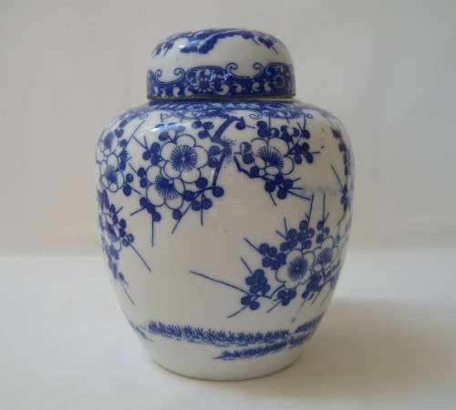 VINTAGE CHINESE  BLUE & WHITE PORCELAIN PRUNUS BLOSSOM GINGER JAR & COVER