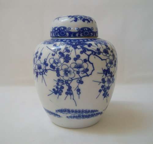 VINTAGE CHINESE  BLUE & WHITE PORCELAIN PRUNUS BLOSSOM GINGER JAR & COVER