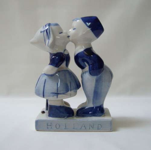 VINTAGE DELFT BLUE HOLLAND BOY & GIRL KISSING SOUVENIR FIGURINE