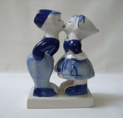 VINTAGE DELFT BLUE HOLLAND BOY & GIRL KISSING SOUVENIR FIGURINE