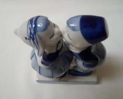 VINTAGE DELFT BLUE HOLLAND BOY & GIRL KISSING SOUVENIR FIGURINE