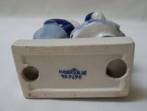VINTAGE DELFT BLUE HOLLAND BOY & GIRL KISSING SOUVENIR FIGURINE