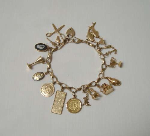 VINTAGE ITALIAN 9ct GOLD BRACELET & NINETEEN CHARMS c1980's