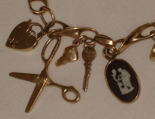 VINTAGE ITALIAN 9ct GOLD BRACELET & NINETEEN CHARMS c1980's
