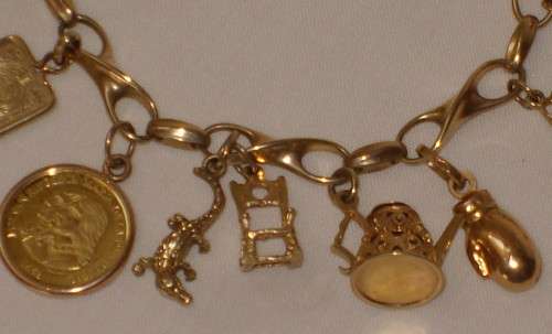VINTAGE ITALIAN 9ct GOLD BRACELET & NINETEEN CHARMS c1980's