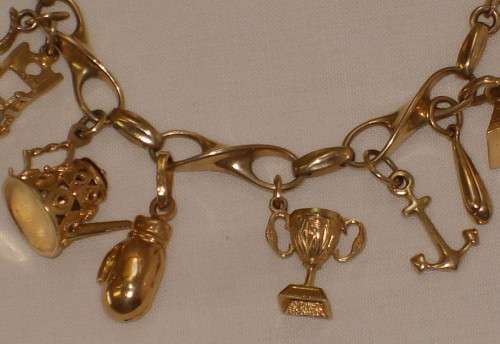 VINTAGE ITALIAN 9ct GOLD BRACELET & NINETEEN CHARMS c1980's