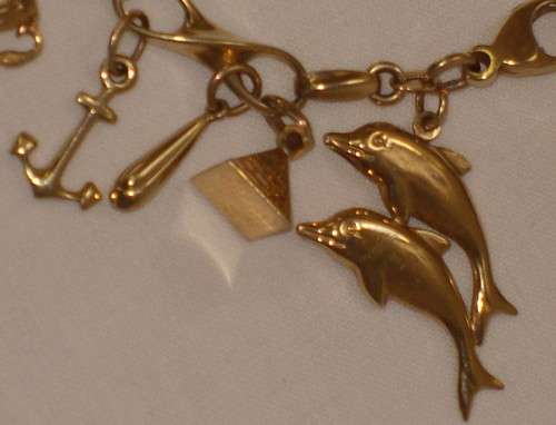 VINTAGE ITALIAN 9ct GOLD BRACELET & NINETEEN CHARMS c1980's