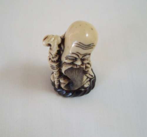 VINTAGE ORIENTAL NETSUKE-STYLE IVORINE OKIMONO FIGURINE