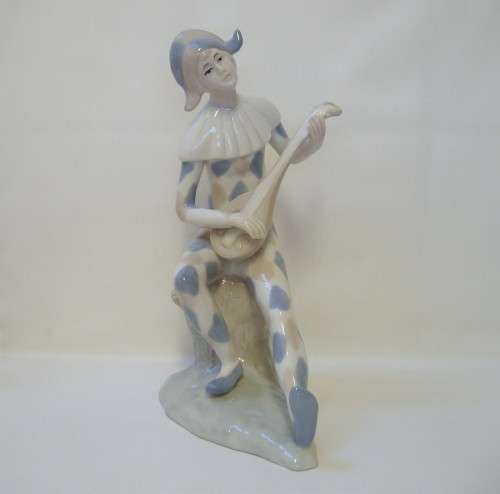 A TIVOLI ORIGINAL LLADRO-STYLE 21cm HARLEQUIN TROUBADOUR FIGURINE