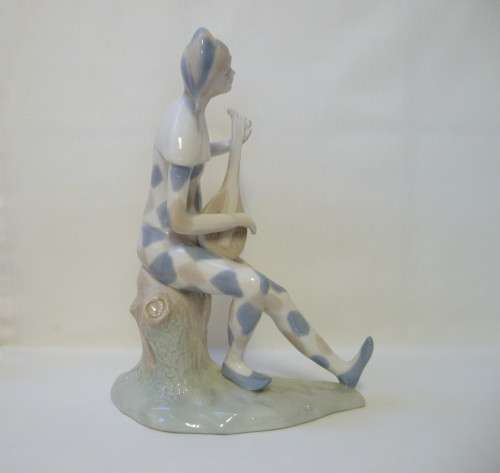 A TIVOLI ORIGINAL LLADRO-STYLE 21cm HARLEQUIN TROUBADOUR FIGURINE