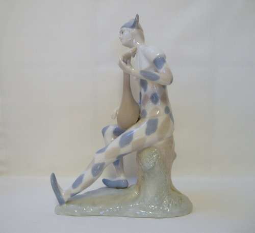 A TIVOLI ORIGINAL LLADRO-STYLE 21cm HARLEQUIN TROUBADOUR FIGURINE
