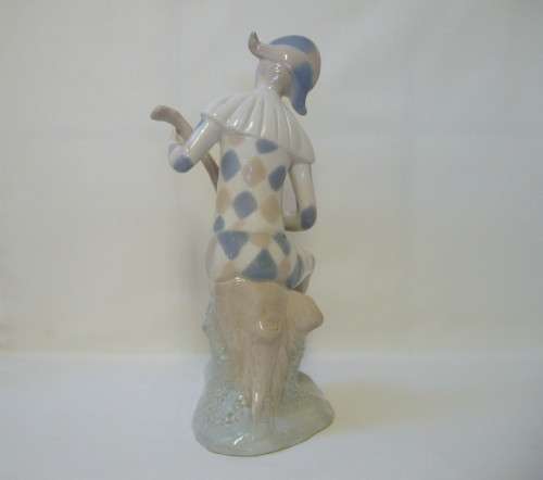 A TIVOLI ORIGINAL LLADRO-STYLE 21cm HARLEQUIN TROUBADOUR FIGURINE