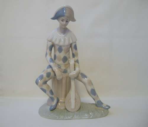 A TIVOLI ORIGINAL LLADRO-STYLE 21.5cm HARLEQUIN TROUBADOUR FIGURINE