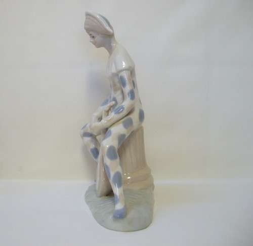 A TIVOLI ORIGINAL LLADRO-STYLE 21.5cm HARLEQUIN TROUBADOUR FIGURINE