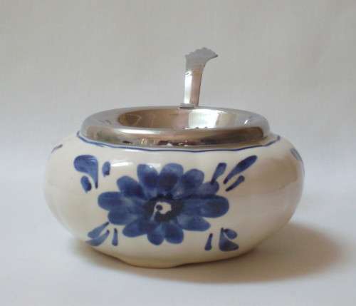 VINTAGE DELFT BLUE BOWL & PLATED-METAL TEA STRAINER
