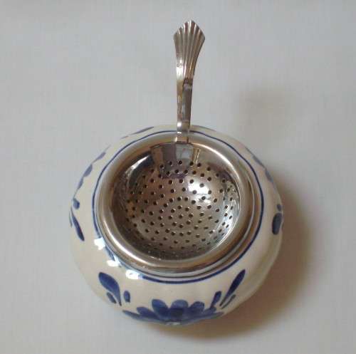 VINTAGE DELFT BLUE BOWL & PLATED-METAL TEA STRAINER