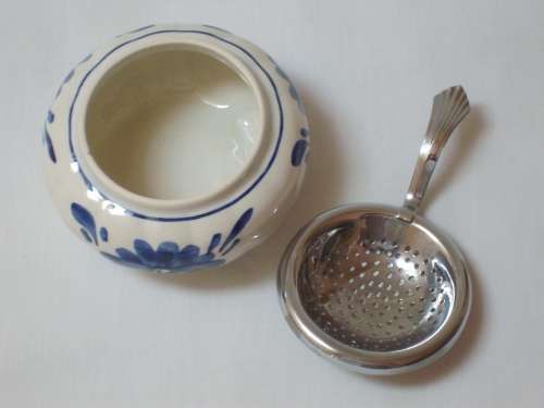 VINTAGE DELFT BLUE BOWL & PLATED-METAL TEA STRAINER