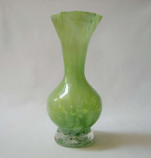 VINTAGE MOTTLED GREEN & WHITE ART GLASS 15cm VASE